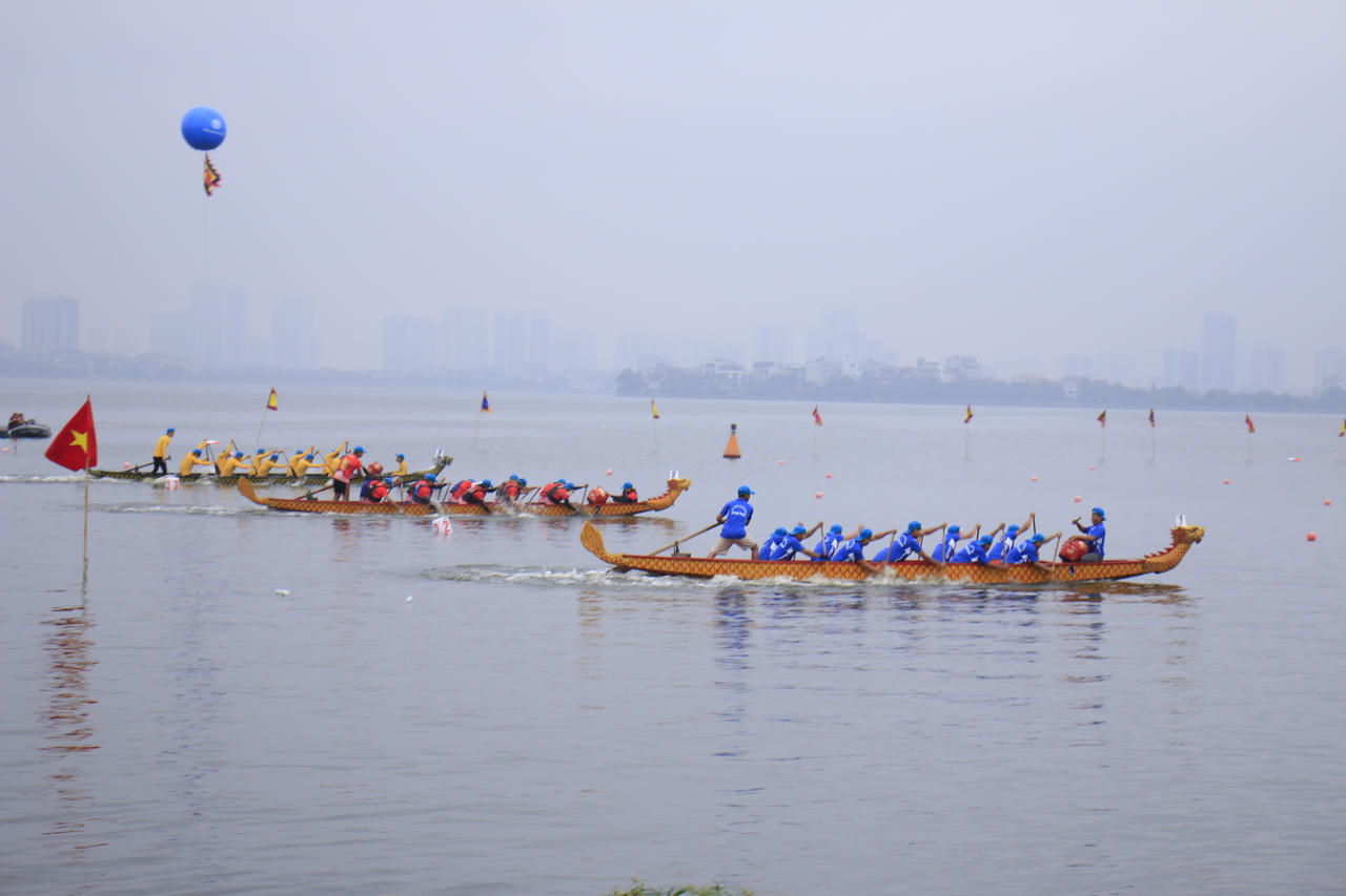 Sôi động lễ hội bơi chải thuyền rồng trên hồ Tây